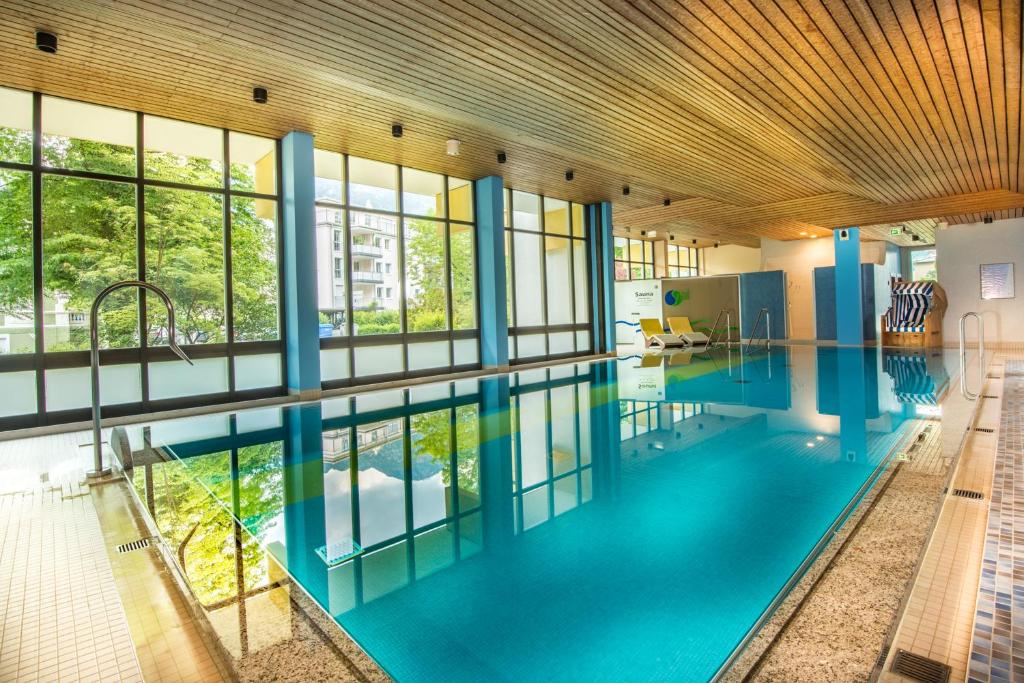 巴特莱辛哈尔巴伐利亚健康活力酒店的大楼里一个蓝色的大泳池