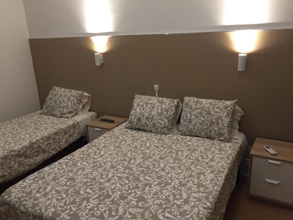 波尔图Lira Guest House B&B的一间小卧室,配有床和两个枕头