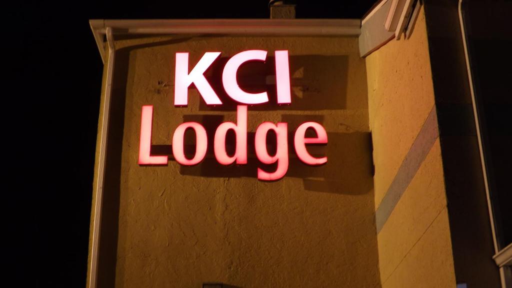 堪萨斯城KCI Lodge的建筑一侧的Kl旅舍标志