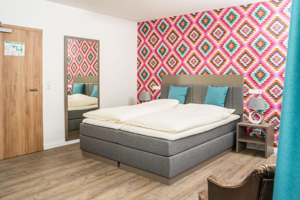Hotel Am Dom的一间卧室设有一张床和色彩缤纷的墙壁