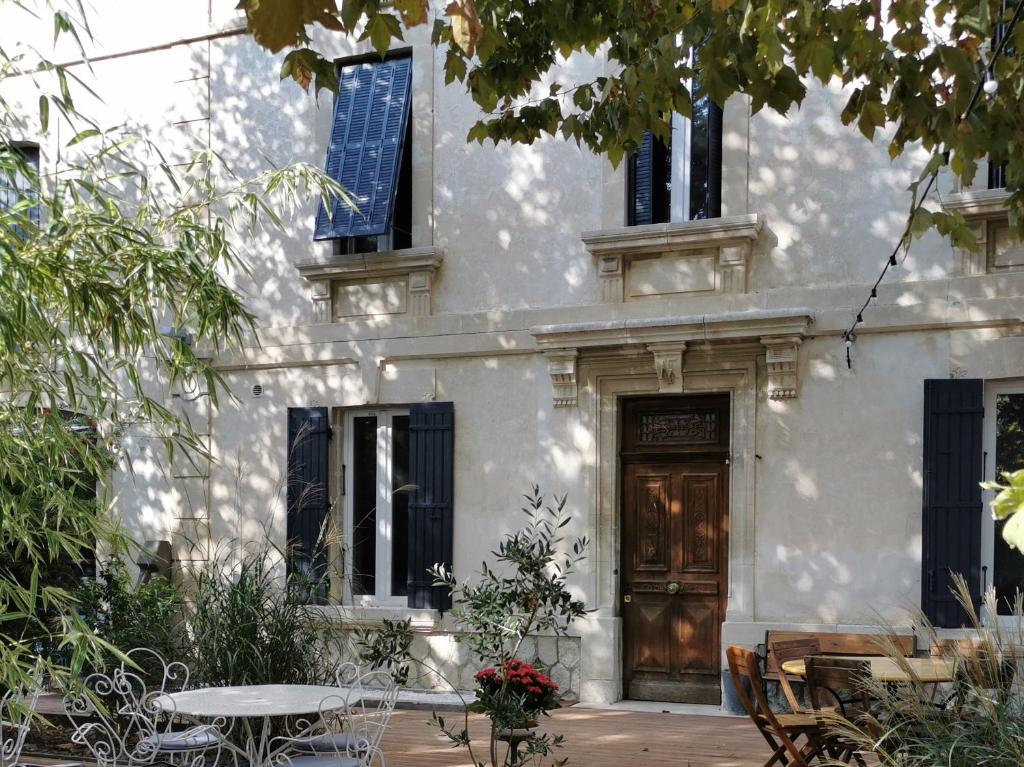 CabannesMaison d' Alys entre Luberon et Alpilles的白色的房子,设有木门和桌子