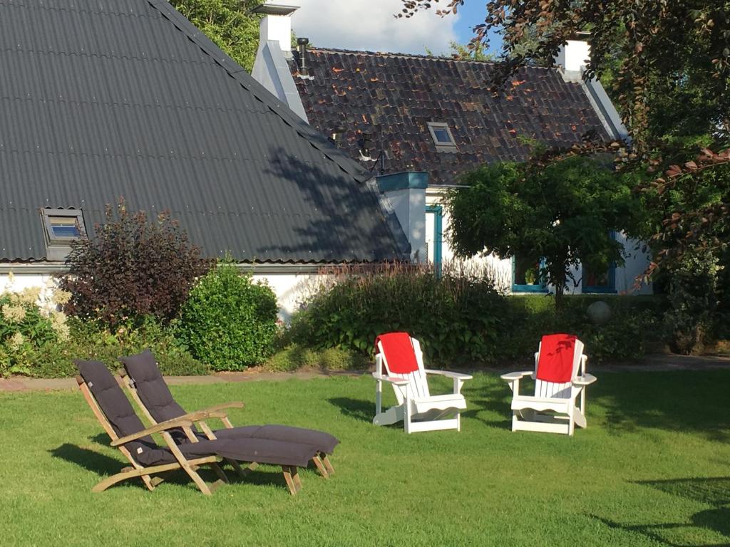 Wehe-den Hoorn兰德贾德维根合德酒店的坐在草地上的一组椅子