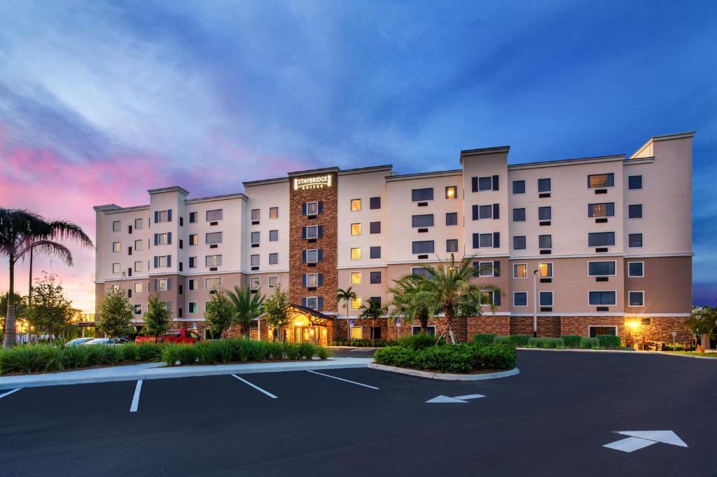 戴维Staybridge Suites - Fort Lauderdale Airport - West, an IHG Hotel的停车场酒店 ⁇ 染