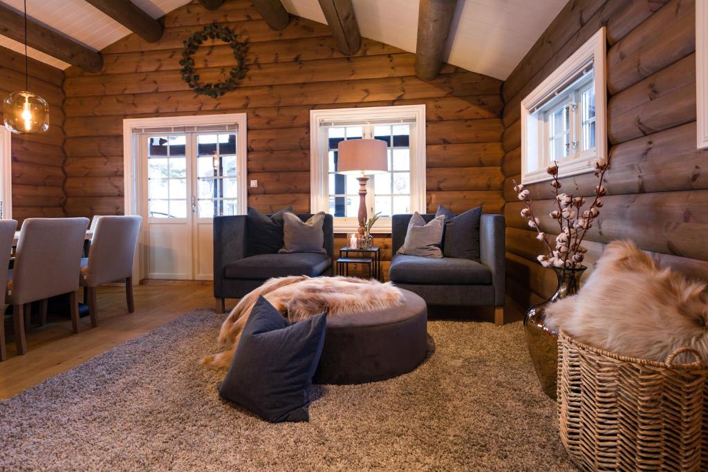 斯特兰达Strandafjellet Mountain Lodge的客厅设有木墙