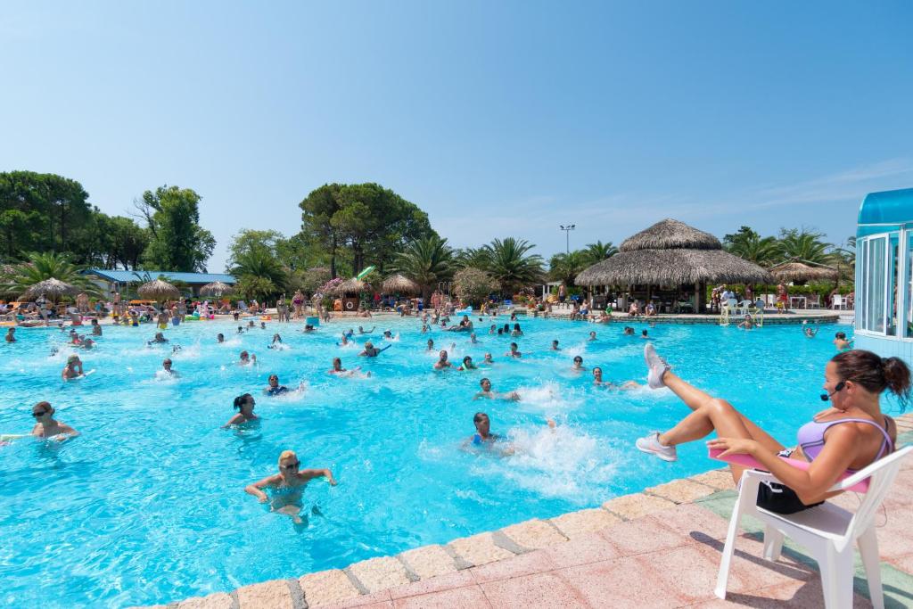 利尼亚诺萨比亚多罗皮诺梅尔露营地的一群人在度假村的游泳池里