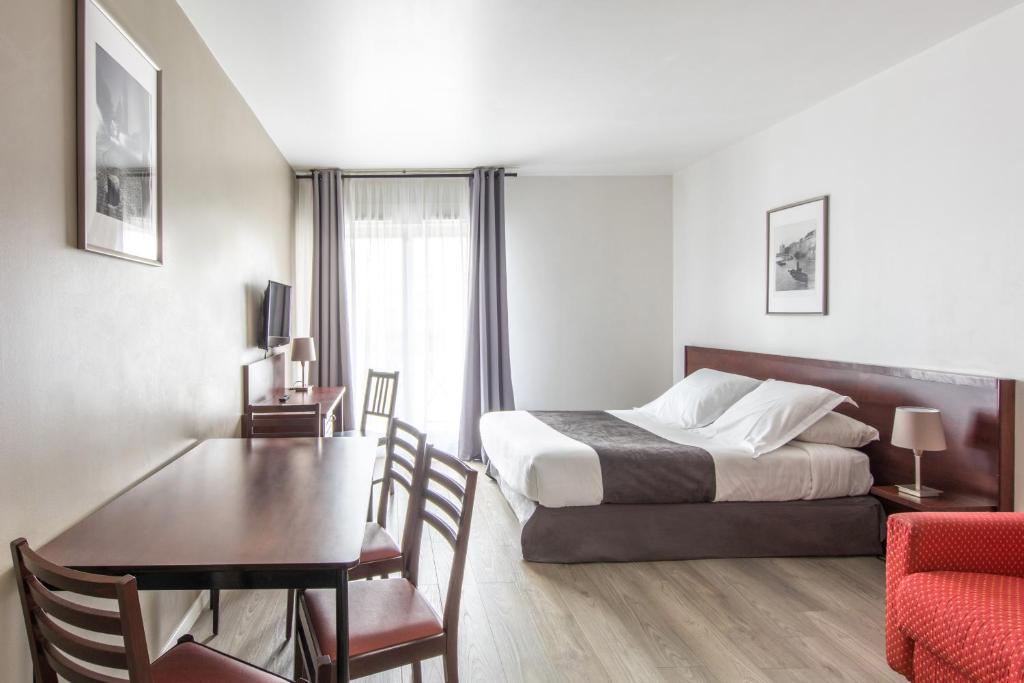 蒙泰夫兰杜帕尔克瓦尔欧洲公寓式酒店的酒店客房带一张床、一张桌子和椅子