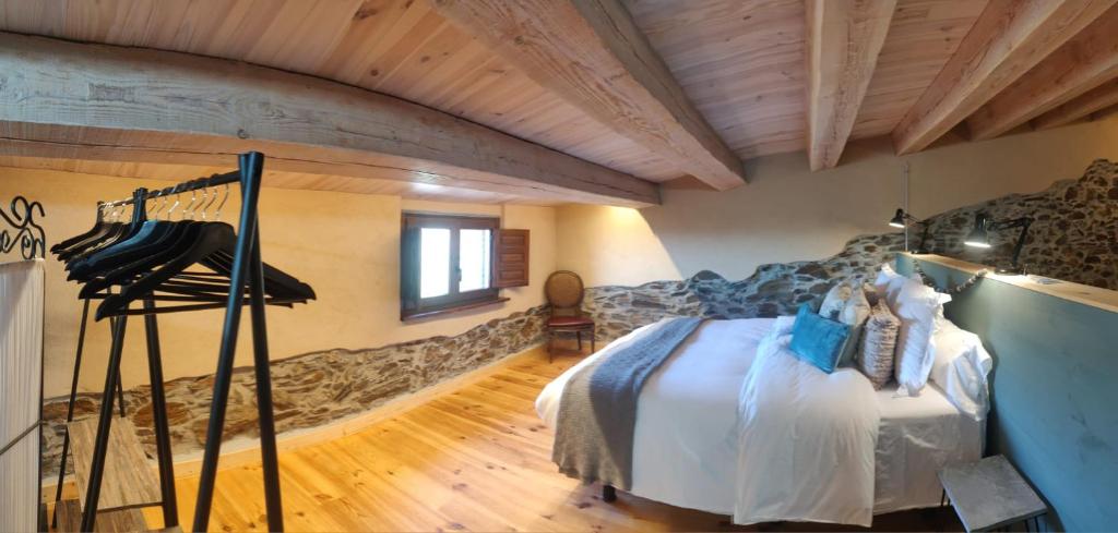 蒙塞尼罗维拉德度假屋的一间卧室设有一张床和木制天花板