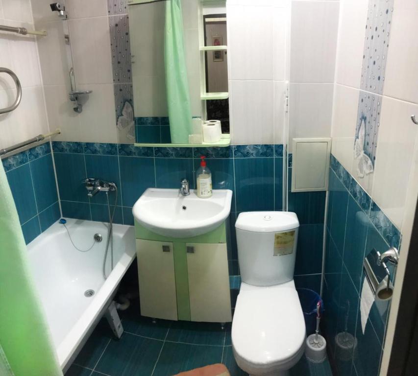 阿拉木图Ahmetova 4 30的浴室配有卫生间、盥洗盆和浴缸。