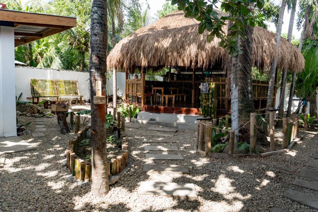 莫阿尔博阿Crazy Bears Hostel的一座种植了棕榈树的草屋