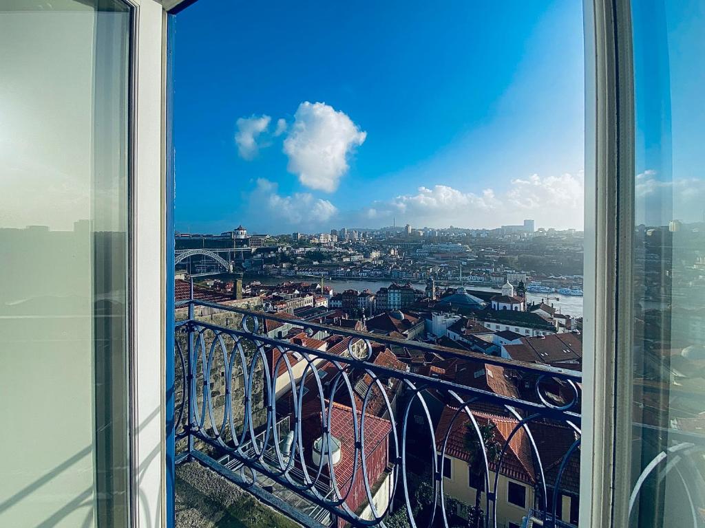 波尔图Vitoria's Terrace Apartments的大楼的阳台享有城市美景。