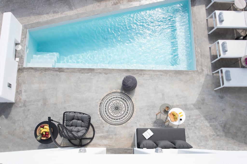 弗通White Orchid Suites的享有别墅内游泳池的顶部景致