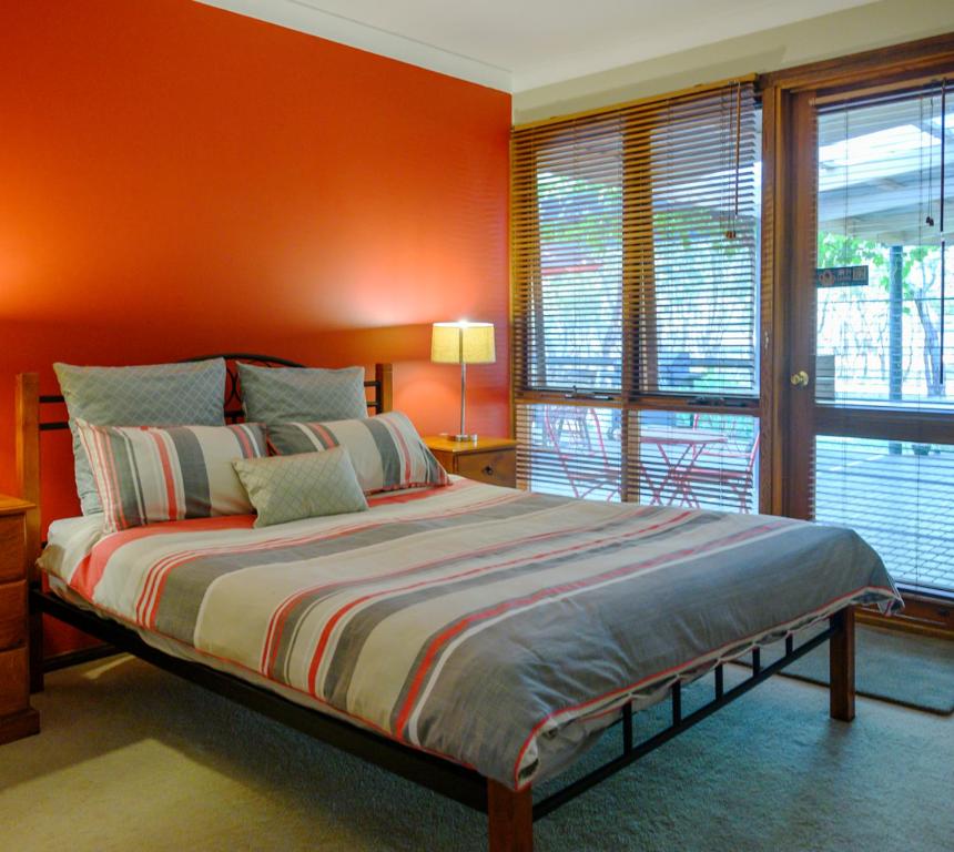 麦克拉伦谷麦克拉伦谷友人住宿加早餐旅馆的一间卧室拥有橙色的墙壁和一张大床