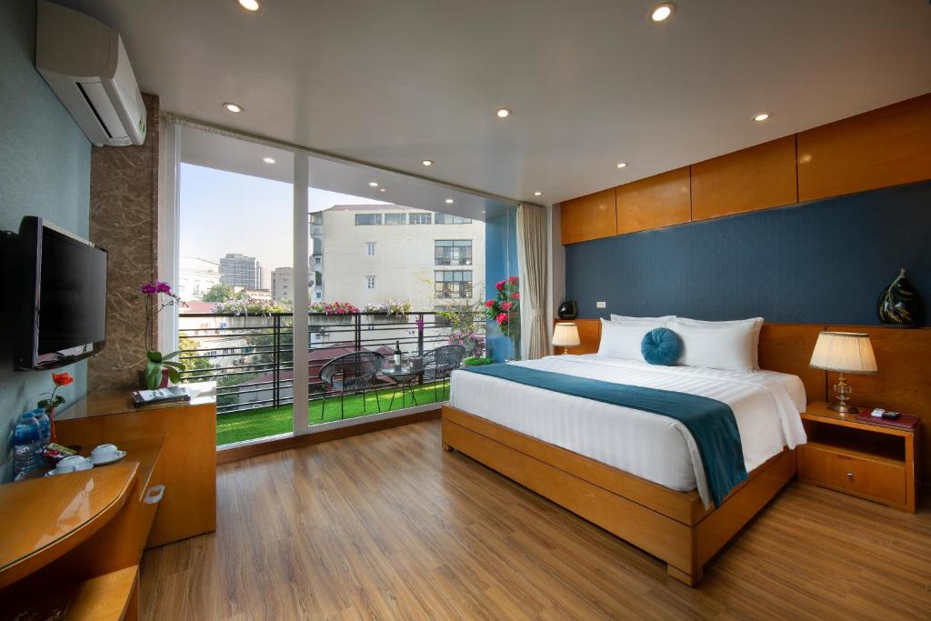 河内河内莲花精品酒店 的一间卧室设有一张大床和一个大窗户