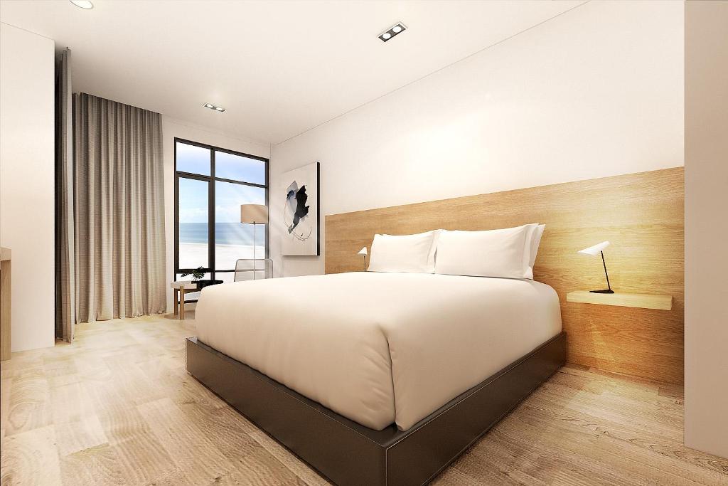 瓜埠Chill Suites Langkawi的卧室配有一张白色大床和一张书桌