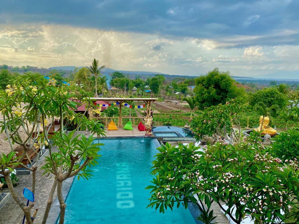 班尤温当Odiyana Bali Retreat的享有度假村游泳池的顶部景致