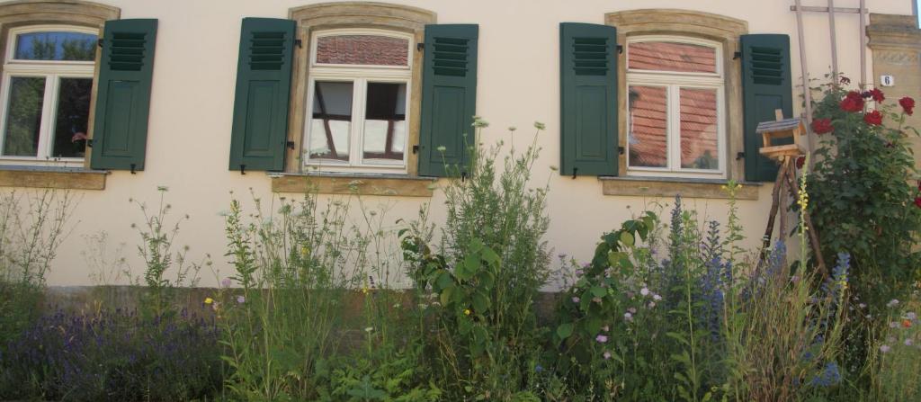 ZapfendorfResidenz Nr.6的花园位于带绿色窗户的房屋前