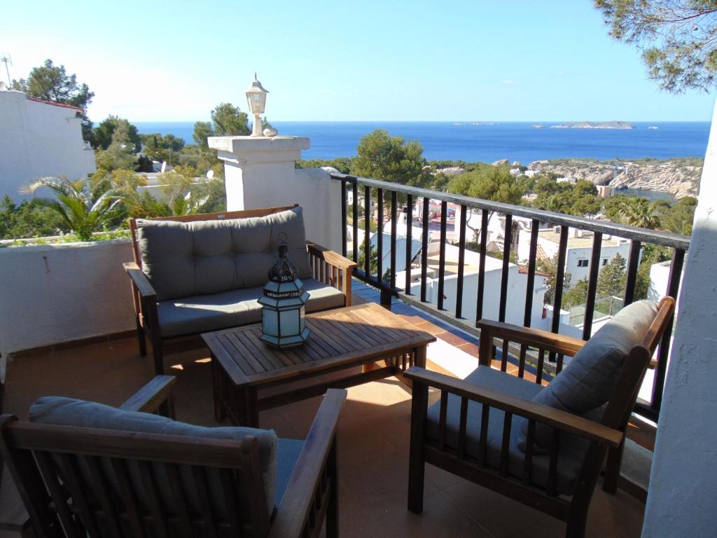 圣何塞德萨塔莱阿Casa Sol & Mar的阳台配有桌椅,享有海景。