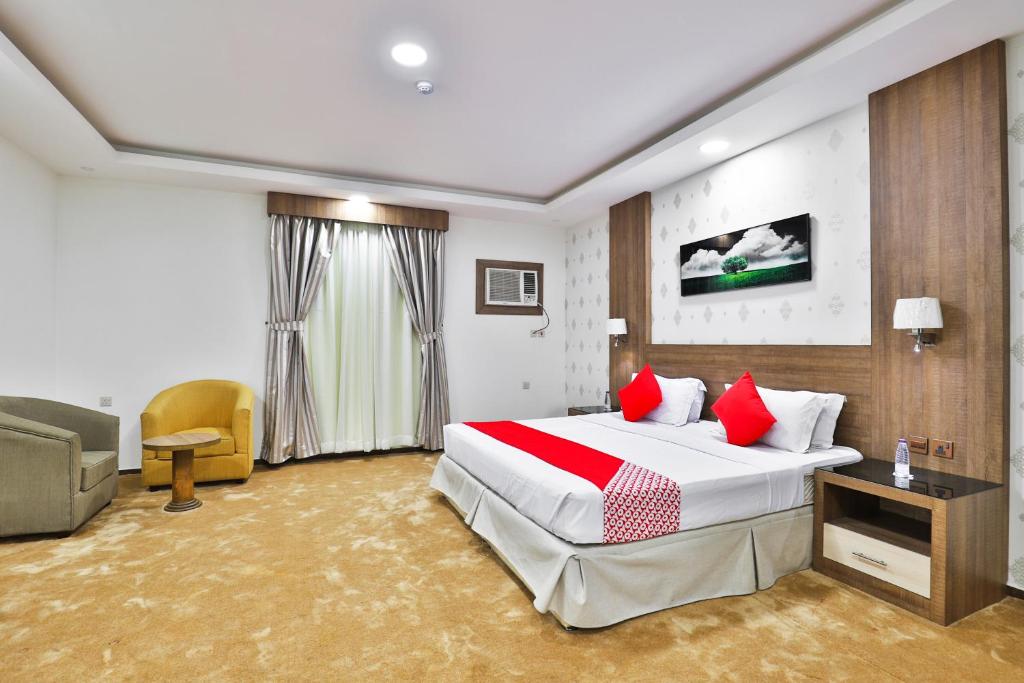 奈季兰نجمة نوارة للوحدات الفندقية的酒店客房,配有床和沙发