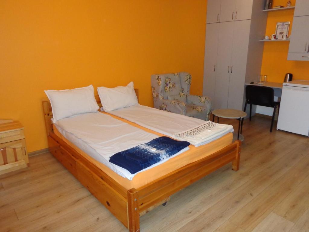 大特尔诺沃Apartment Moni的黄色墙的房间里一张床位