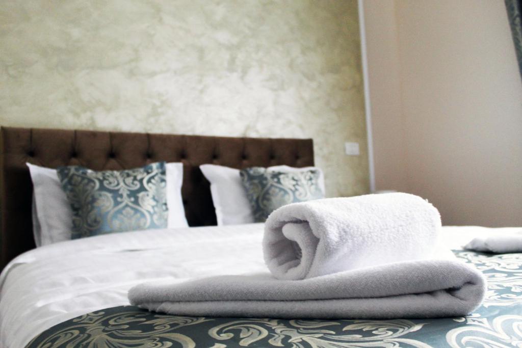 福克沙尼Pensiunea Romeo Resort的床上的一大堆毛巾
