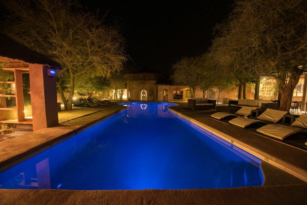 圣佩德罗·德·阿塔卡马阿尔迪酒店的夜间游泳池,灯光蓝色