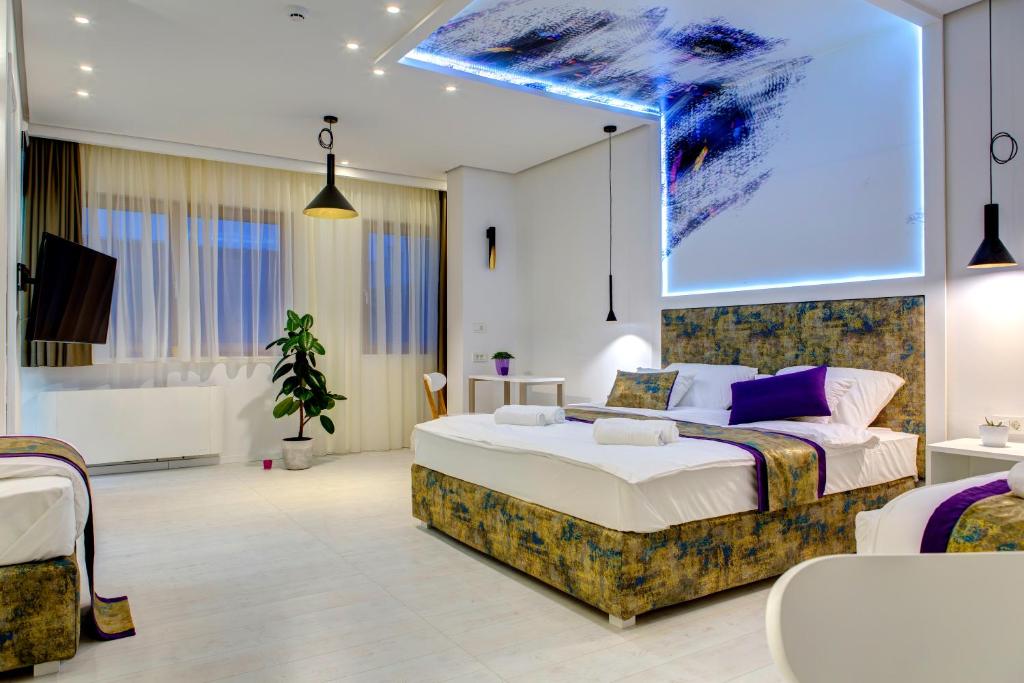 萨拉热窝Diamond Rain Boutique Hotel的一间卧室设有一张床和一个大窗户