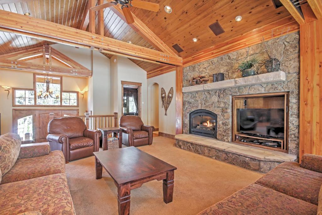 布雷肯里奇Luxury Breck Home Book Now for Summer Vacation!的客厅设有石制壁炉和家具。