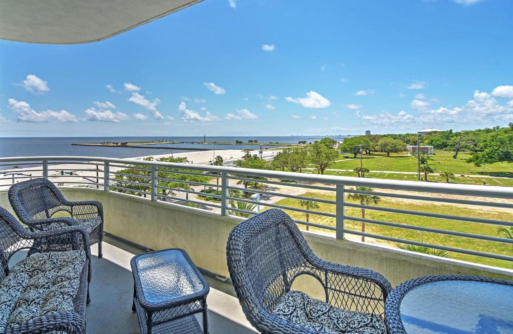 比洛克西Beachside Biloxi Club Condo Balcony with Ocean View的一个带椅子的阳台,享有海滩美景