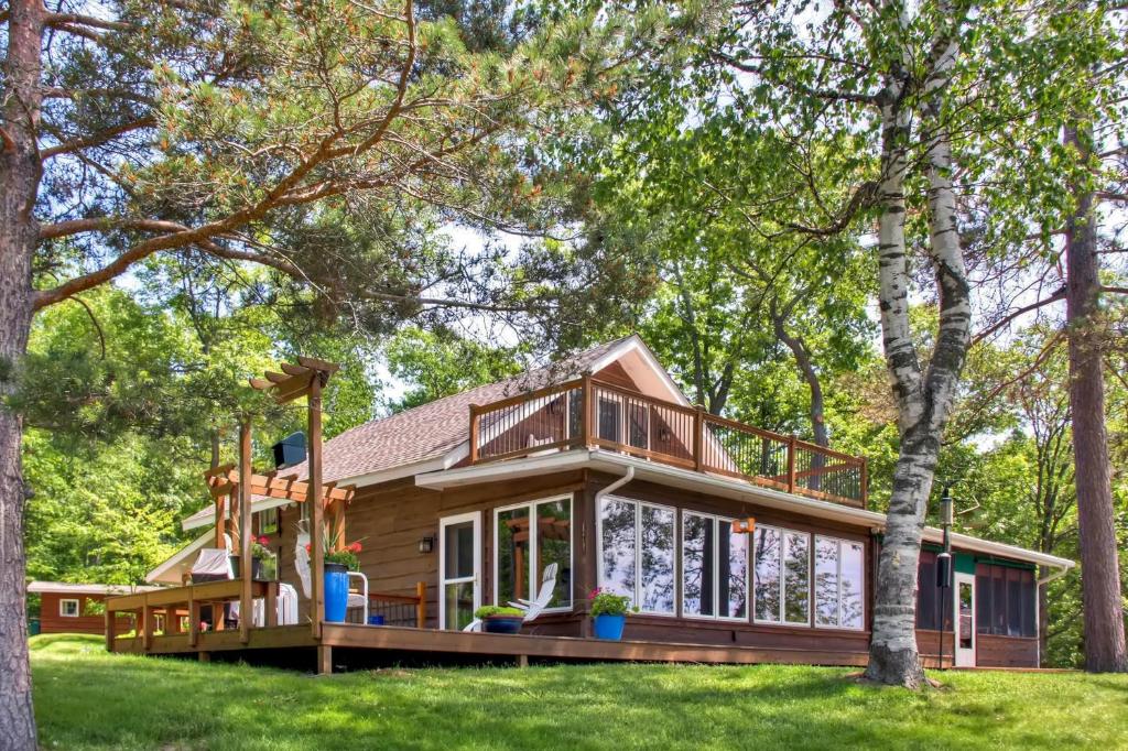 布雷纳德Spacious Brainerd Home by Dwtn - Summer Paradise!的树荫凉廊的房子
