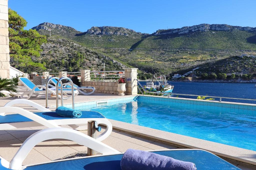 特雷斯塔尼克Villa Silencia的一个带椅子的游泳池,享有水景