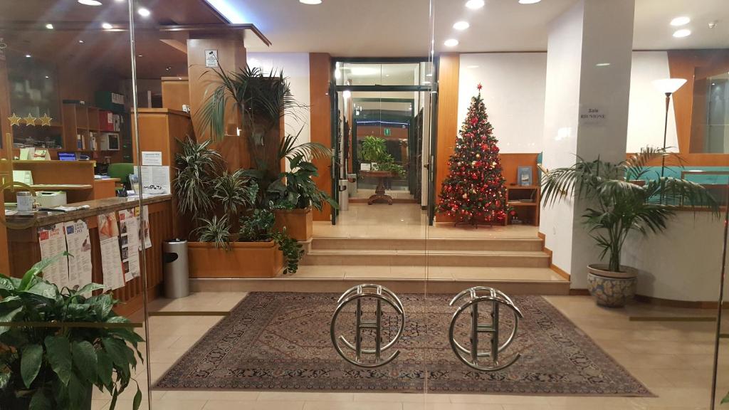 乌迪内克里斯塔罗酒店的大堂中间的圣诞树