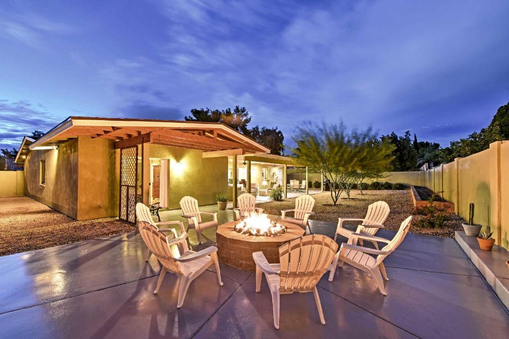 凤凰城Lovely Phoenix Home with Expansive Patio and Fire Pit!的庭院配有桌椅和火坑