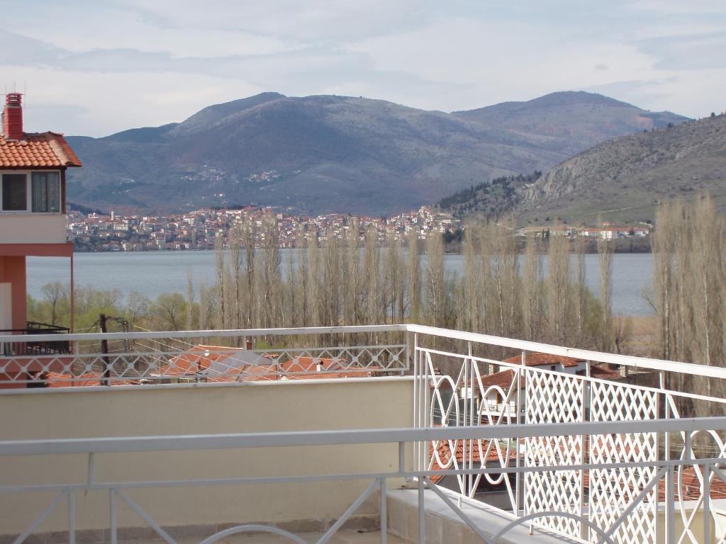 卡斯托里亚迪米特拉旅馆 的阳台享有城市和水域的景致。