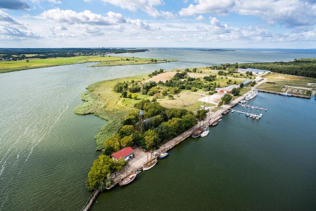 佩讷明德Halbinsel Resort Peenemünde的河流中岛屿的空中景观,有船