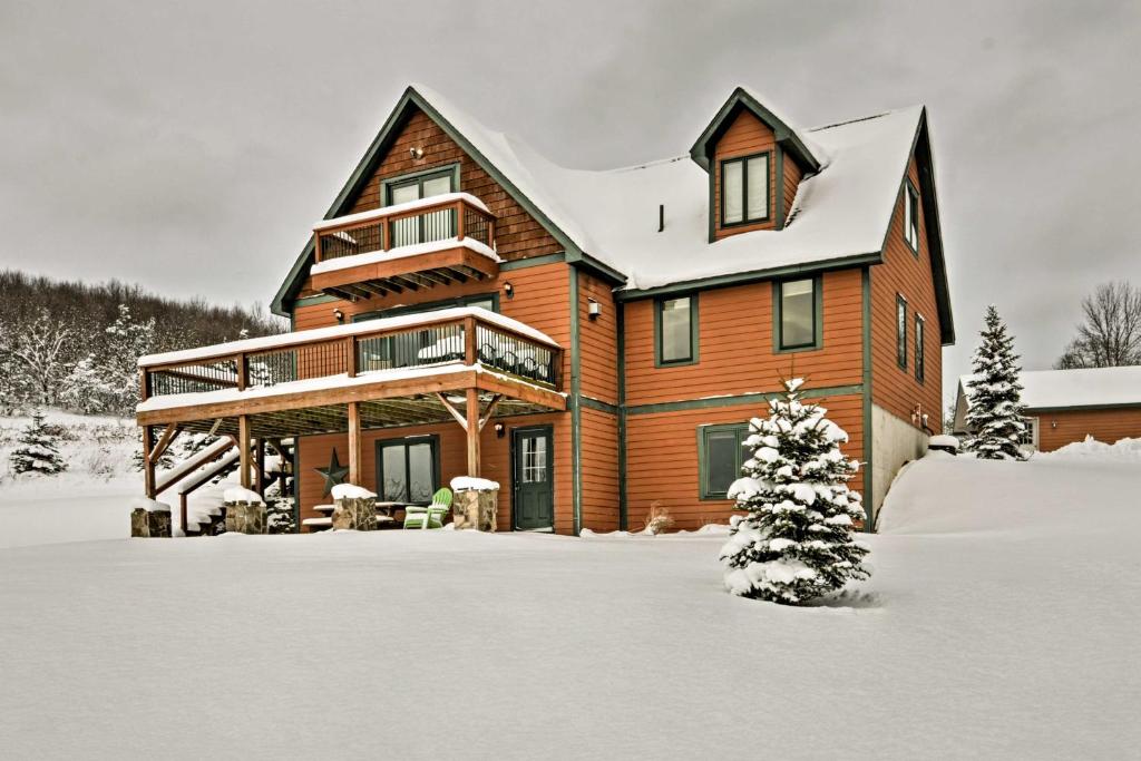 埃利科特维尔Mountaintop Ellicottville Home 7 Mi to Ski Resort的雪中木房子,有圣诞树