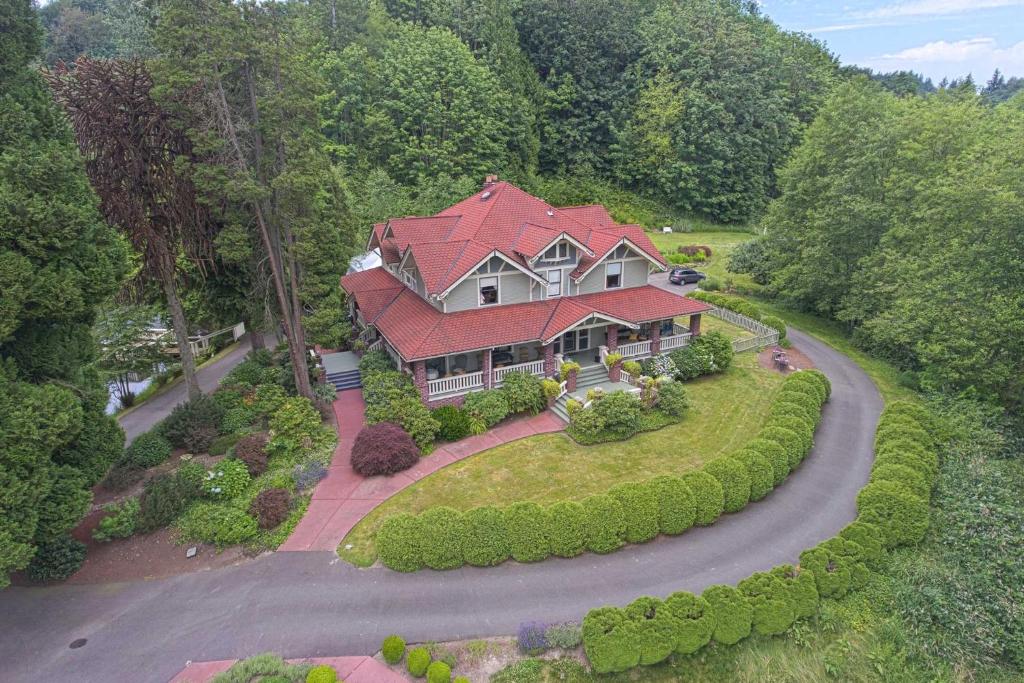 奥本Historic Auburn House on 37 Acres with Private Lake!的路边有红色屋顶的大房子