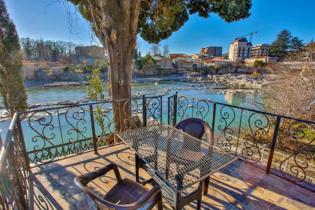 库塔伊西Gantiadi的河面阳台的桌椅