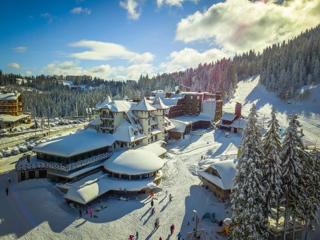 亚霍里纳加哈利纳特玛酒店的雪地中度假村的空中景观