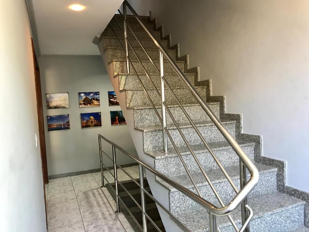 维多利亚Regi House Hostel的金属栏杆房子的楼梯