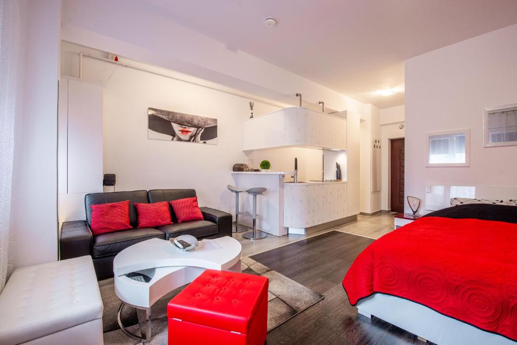 RoşuStudio Residence Militari M6的客厅配有床和沙发