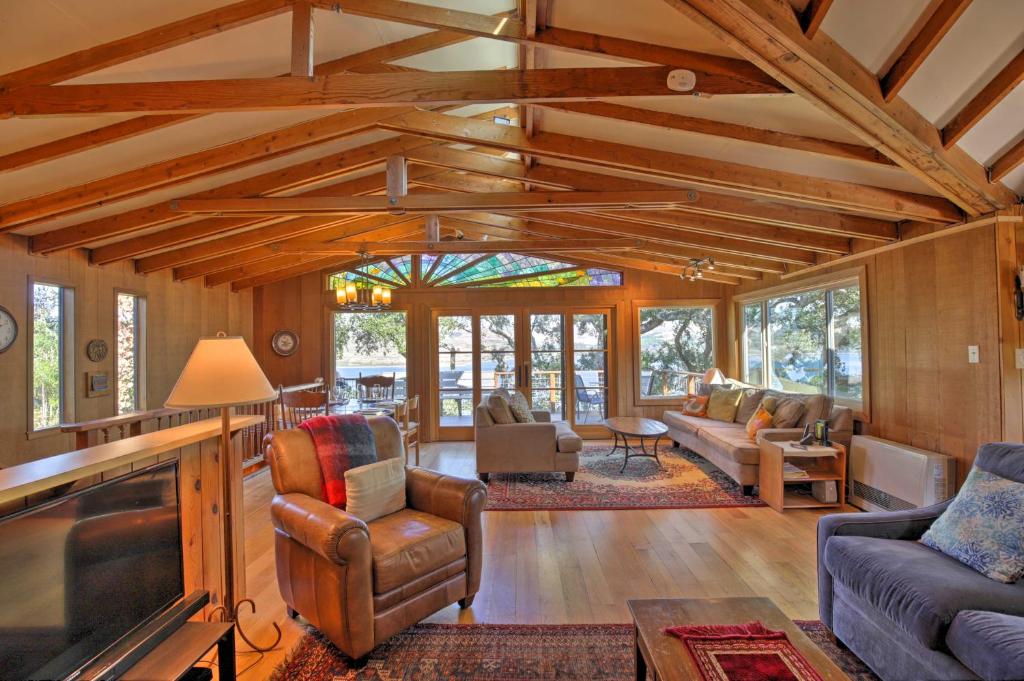 因弗内斯Hillside Home with Deck and Views of Tomales Bay!的房屋内的客厅设有木制天花板和家具。