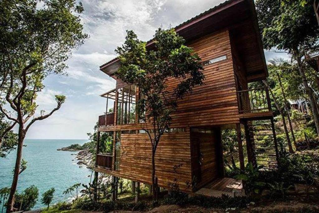 哈林海滩Amaresa Resort & Sky Bar - experience nature的海边小山上的木屋