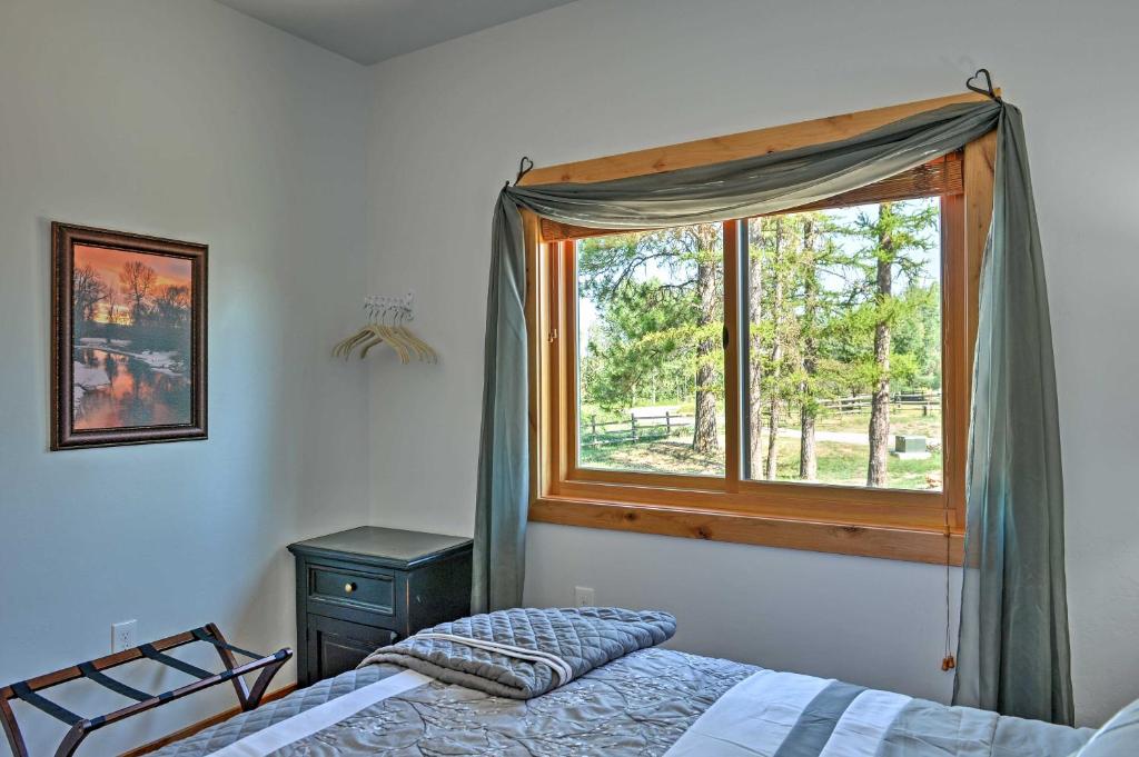 哥伦比亚瀑布Columbia Falls Vacation Rental 10 Mi to Whitefish的一间卧室设有一张床和一个窗口