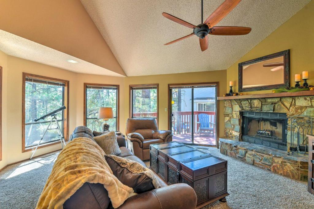 弗拉格斯塔夫Wooded Retreat with Deck 4 Mi to Downtown Flagstaff的带沙发和壁炉的客厅