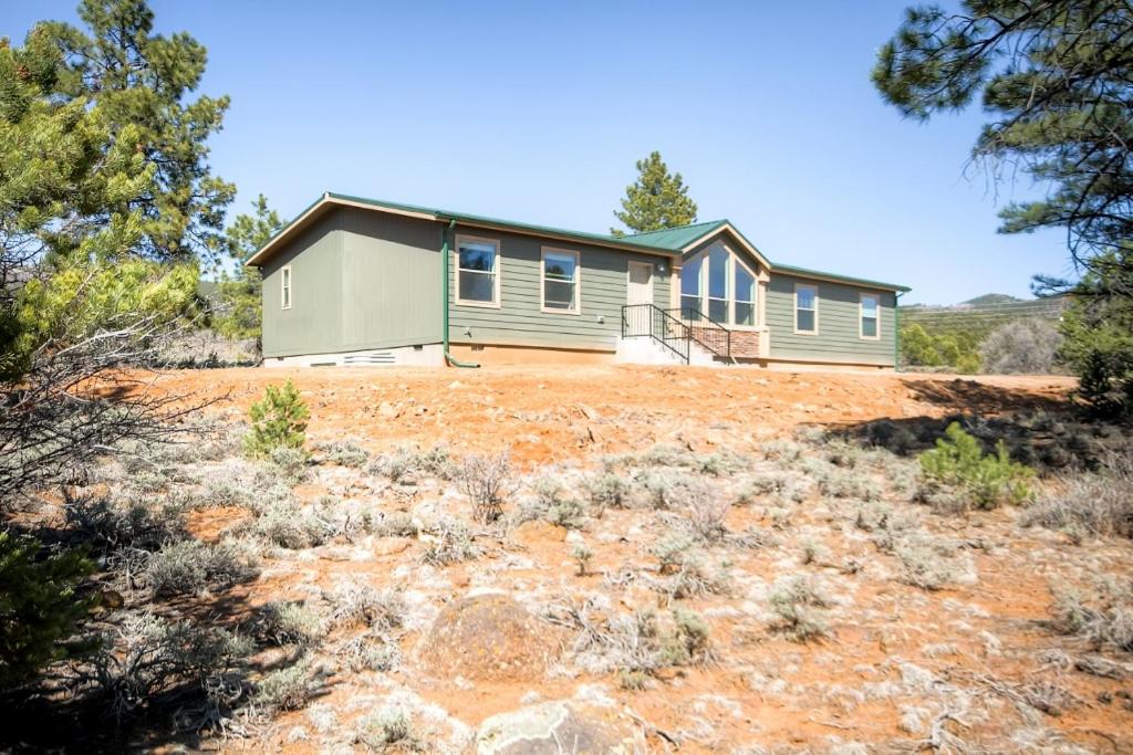 博尔德Secluded Boulder House - Next to National Forests!的树荫下的土丘上的房子