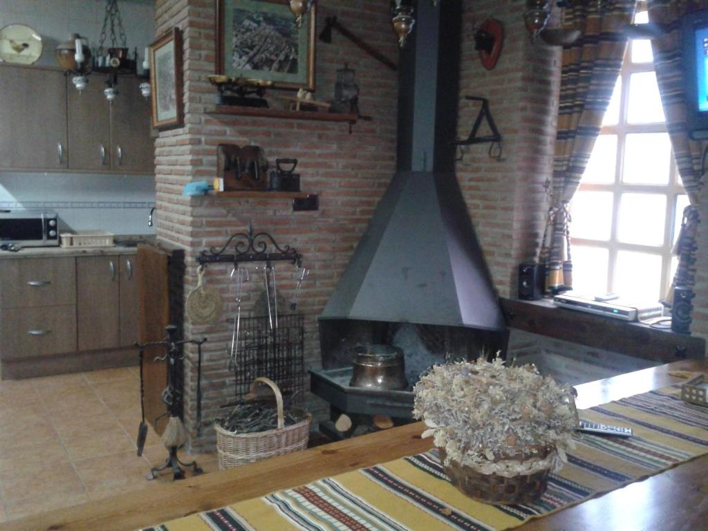 Catí卡萨安琪利塔旅馆的厨房配有带炉灶的砖砌壁炉