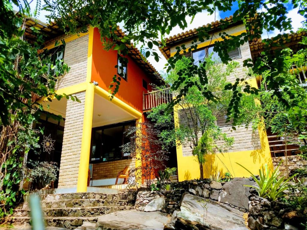 伦索伊斯阿多杜卡居伊烙旅馆的橙色和黄色的房子