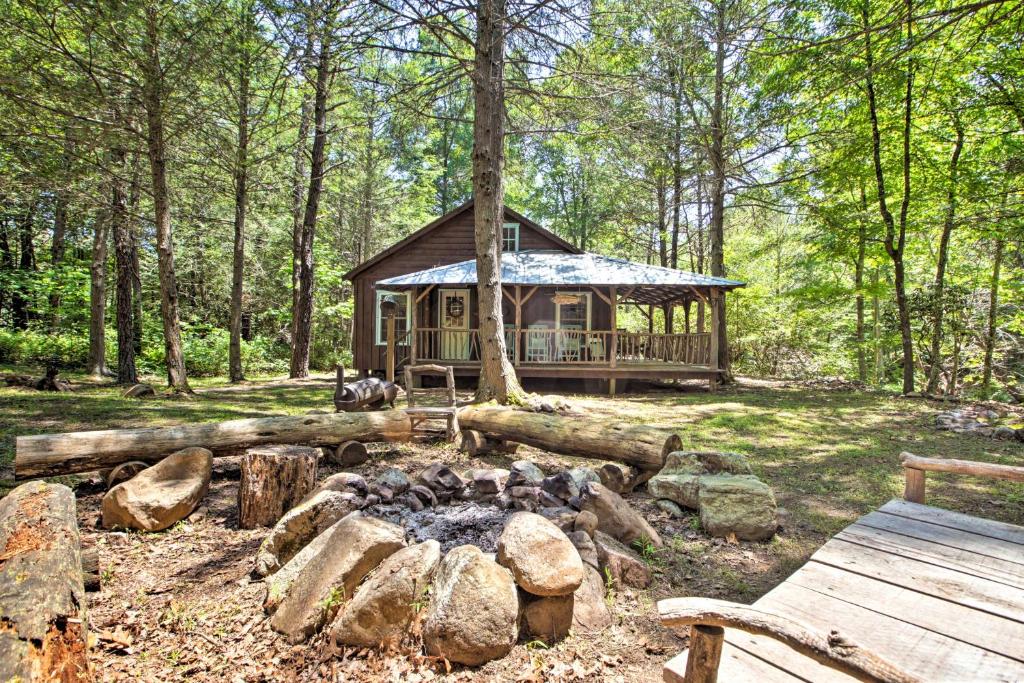 MontereyClearwater Cabin on 10 Acres with Trout Stream!的森林中间的小木屋