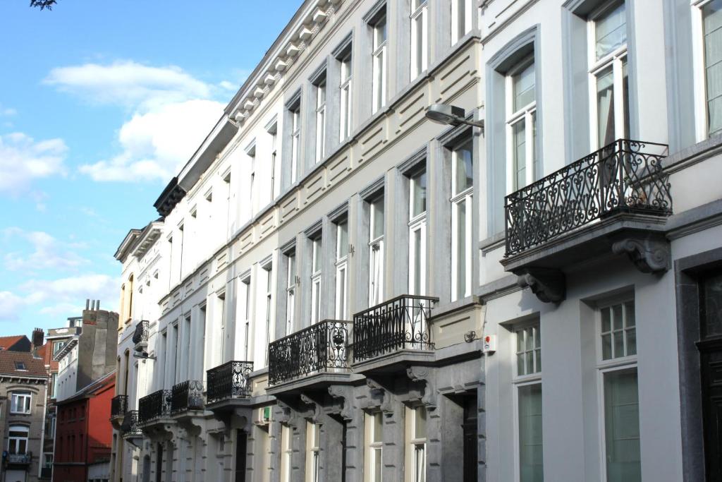 布鲁塞尔家与城住宿加早餐酒店的街道上带阳台的大型白色建筑