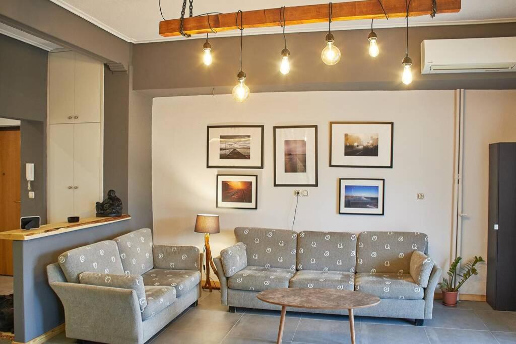 兹拉马Art Luxury Designer Apartment的客厅配有沙发和桌子